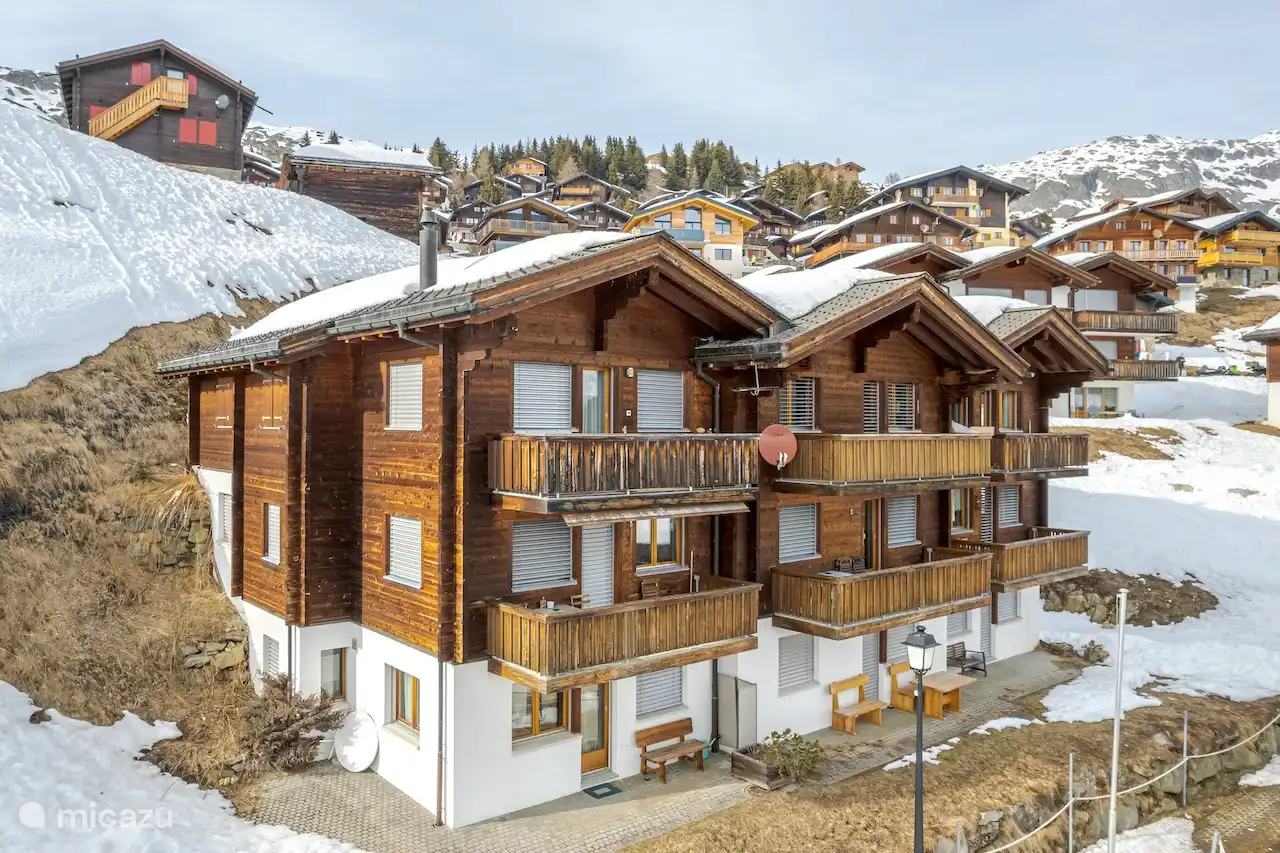 La casa familiar Ambiente B12 se encuentra en el corazón de la zona de esquí y senderismo de Bettmeralp, declarada Patrimonio de la Humanidad por la UNESCO. Ubicación céntrica y tranquila (debajo de la capilla Maria zum Schnee) con vista a los hermosos Alpes del Valais.

Los remontes están cerca y es fácil esquiar.