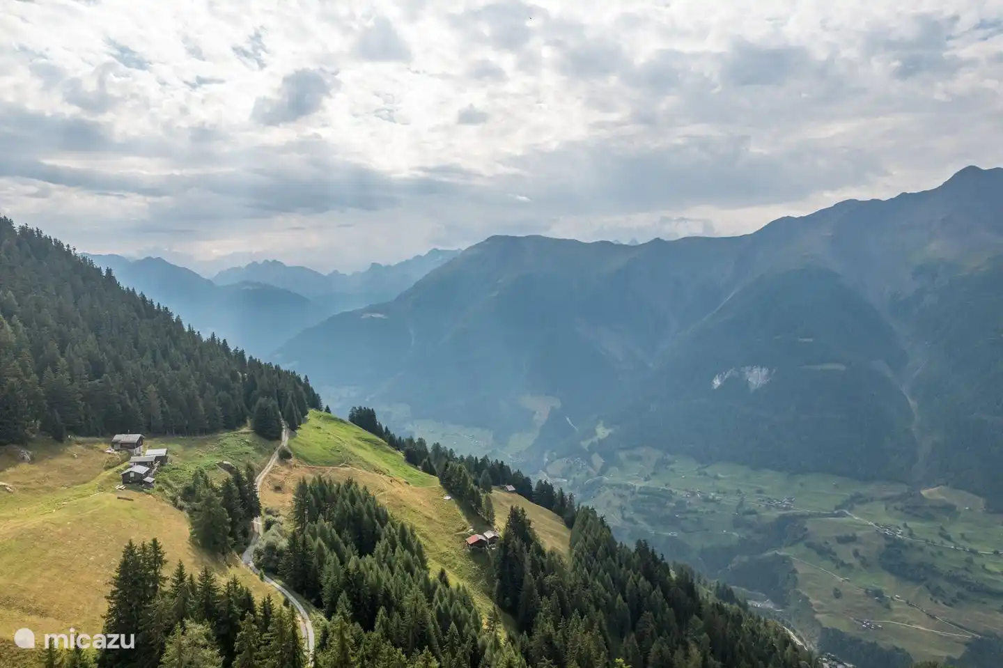 Ubicación céntrica y tranquila (debajo de la capilla Maria zum Schnee) con vista a los hermosos Alpes del Valais.