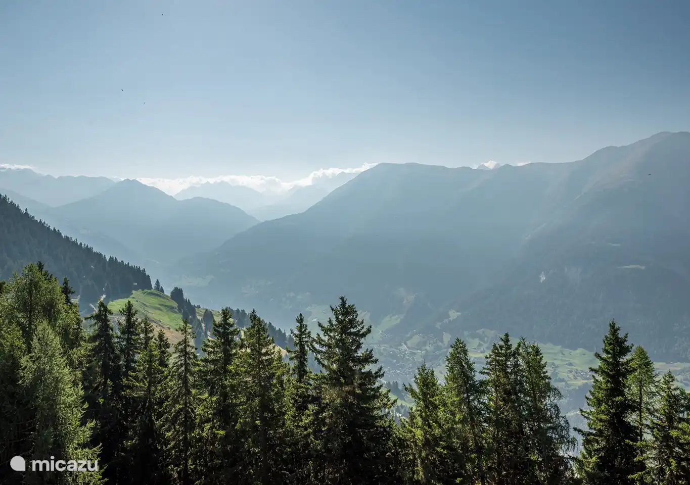Ubicación céntrica y tranquila (debajo de la capilla Maria zum Schnee) con vista a los hermosos Alpes del Valais.