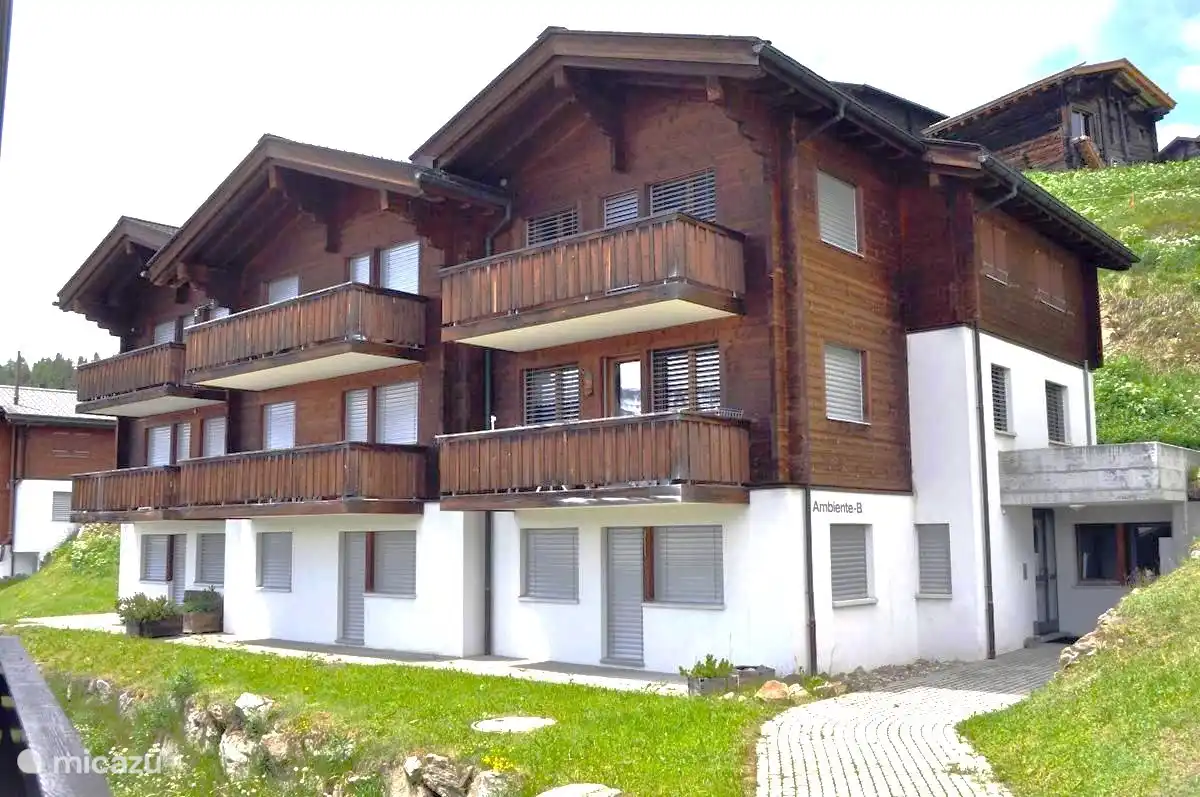 La casa familiar Ambiente B se encuentra en el corazón de la zona de esquí y senderismo de Bettmeralp, declarada Patrimonio de la Humanidad por la UNESCO. Esquí en esquí fuera. Ubicación céntrica y tranquila (debajo de la capilla Maria zum Schnee) con vista a los hermosos Alpes del Valais.
Los remontes están en las inmediaciones y con