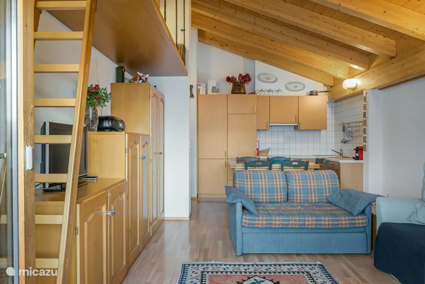 un sofá cama en la sala de estar