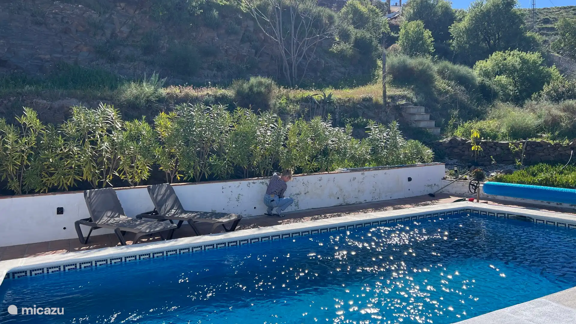 Veuillez prendre une petite douche pour supprimer la crème solaire. Ne le laisse pas aller dans l’eau