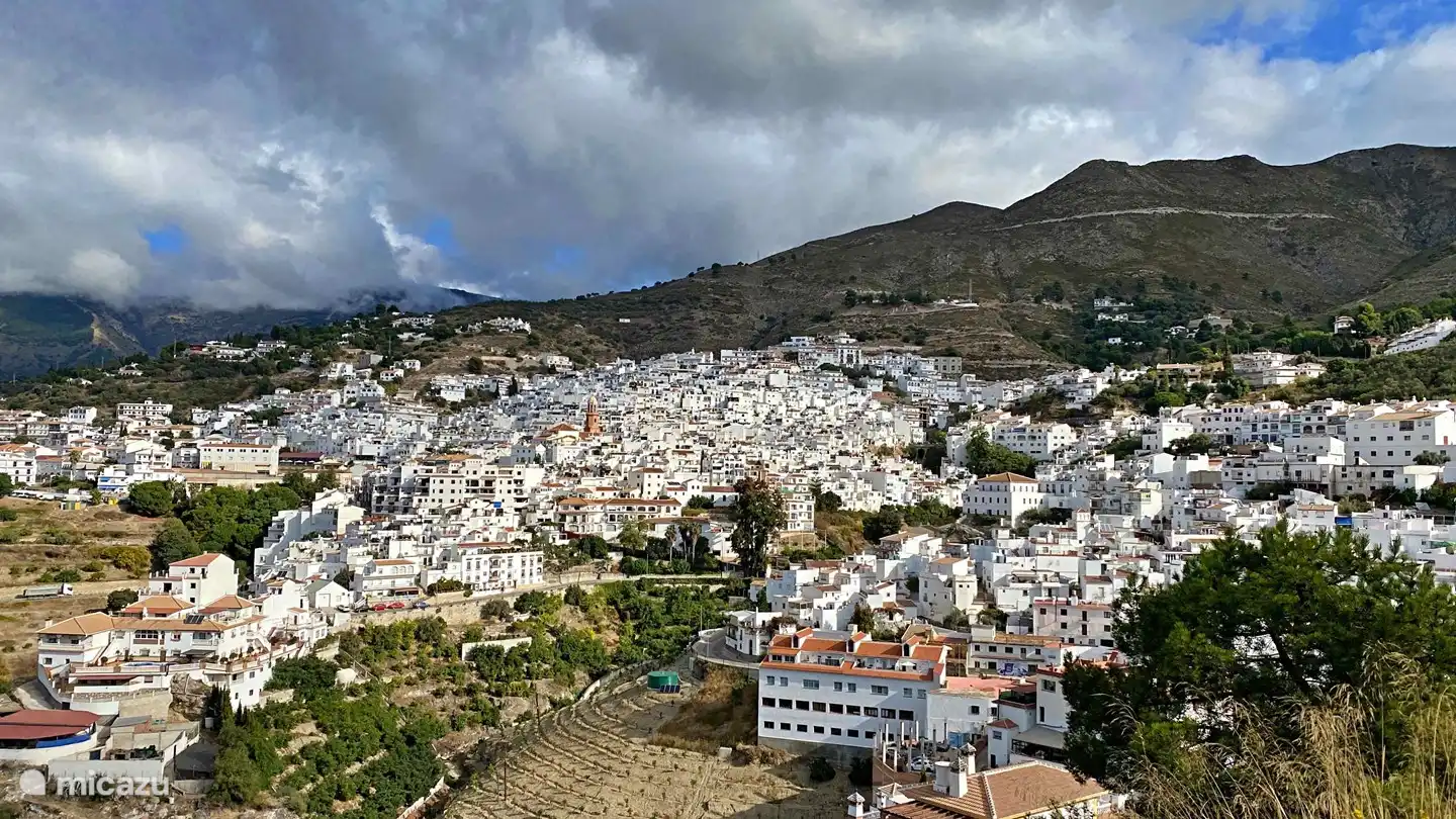 Vue magnifique depuis la route menant à Competa sur ce village blanc avec 5 000 habitants et de nombreux beaux restaurants, terrasses et places.