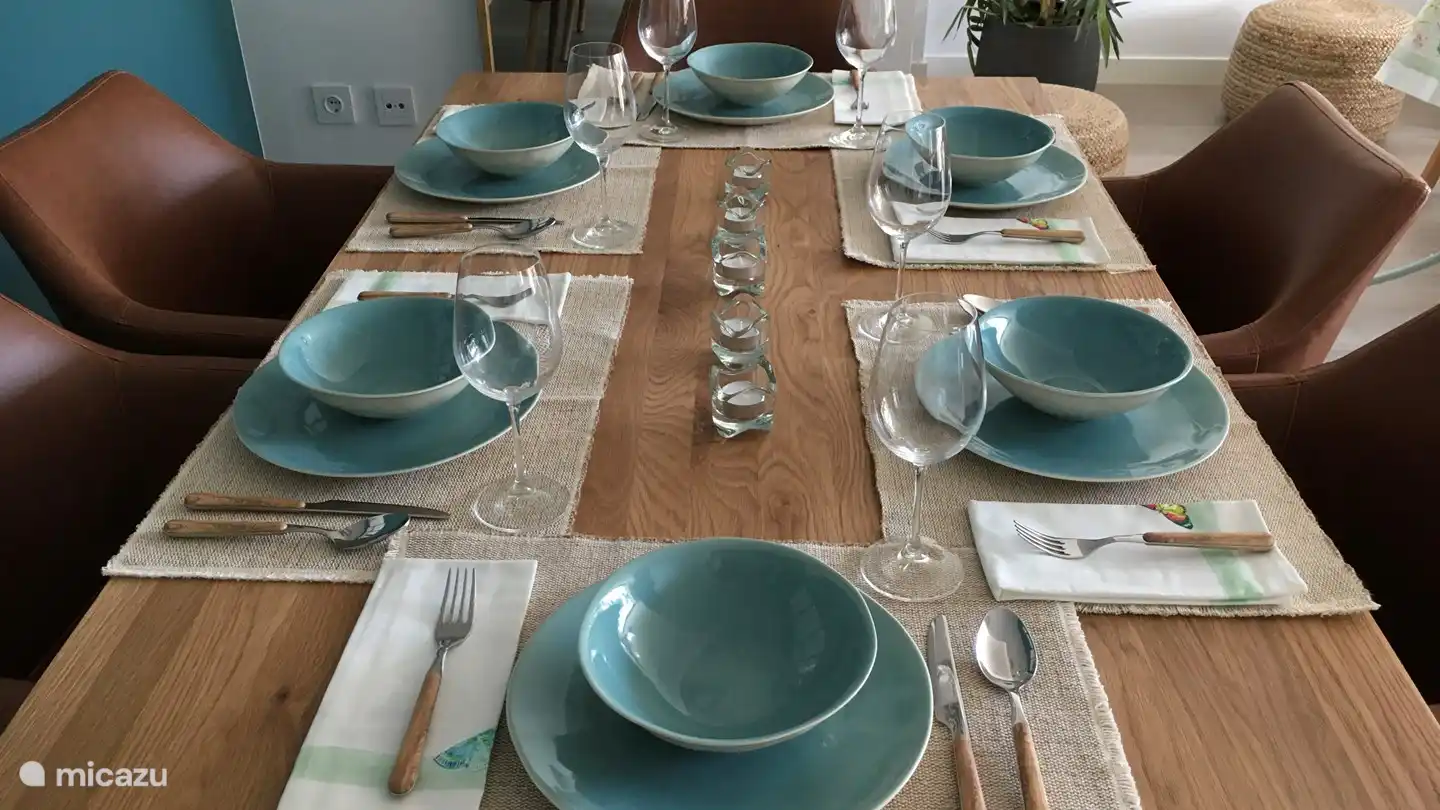 Time for a cozy meal, the beautiful crockery makes it extra atmospheric.