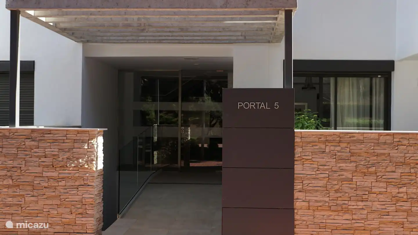 The entrance on the garden side of the apartment.