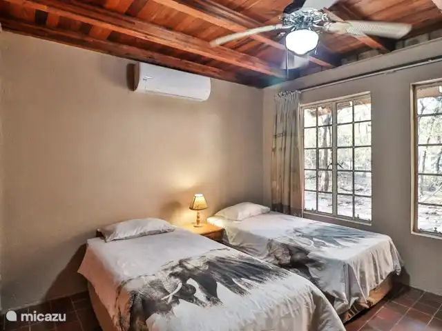 Maison de la rivière Marlothi | Afrique du Sud, Mpumalanga, Marloth Park - maison de vacances La deuxième grande chambre en bas avec un lit double pouvant également être réservé avec une douche séparée et des toilettes séparées.