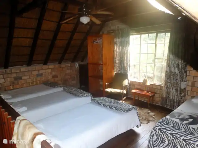 Maison de la rivière Marlothi | Afrique du Sud, Mpumalanga, Marloth Park - maison de vacances La quatrième chambre à l'étage avec 4 lits séparés. Attention, nous louons la maison pour 8 personnes maximum (par exemple 2 couples avec leurs enfants qui dorment ensemble à l'étage)