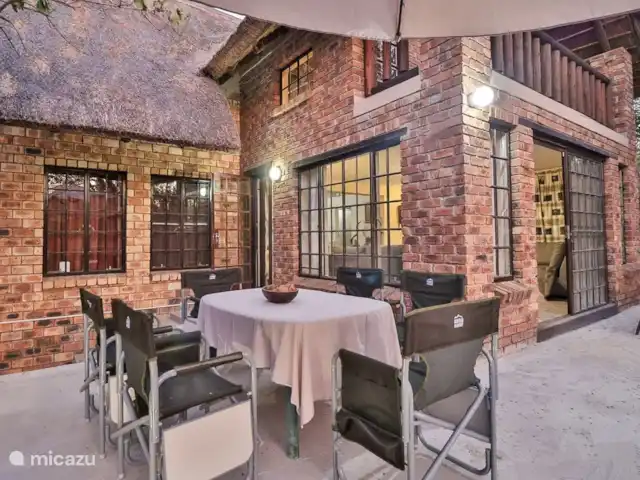 Maison de la rivière Marlothi | Afrique du Sud, Mpumalanga, Marloth Park - maison de vacances La terrasse où vous pourrez prendre un délicieux petit-déjeuner le matin et voir les premiers animaux.