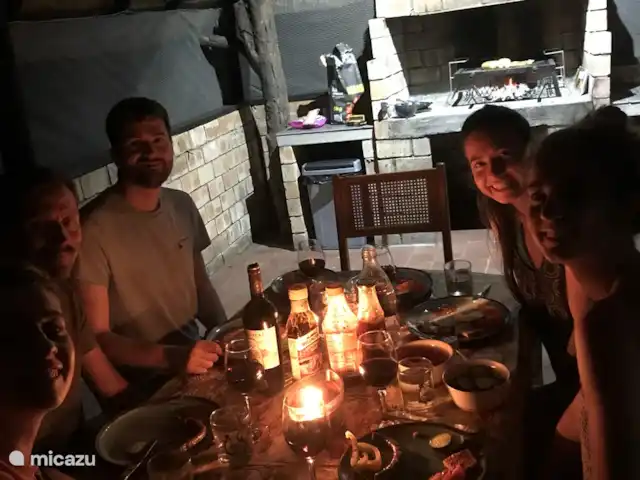Maison de la rivière Marlothi | Afrique du Sud, Mpumalanga, Marloth Park - maison de vacances Il s'agit de notre braai couvert où vous pouvez manger et faire un barbecue en toute sécurité le soir et pendant la journée sans être dérangé par les singes qui volent vos friandises (recouvert de moustiquaire).