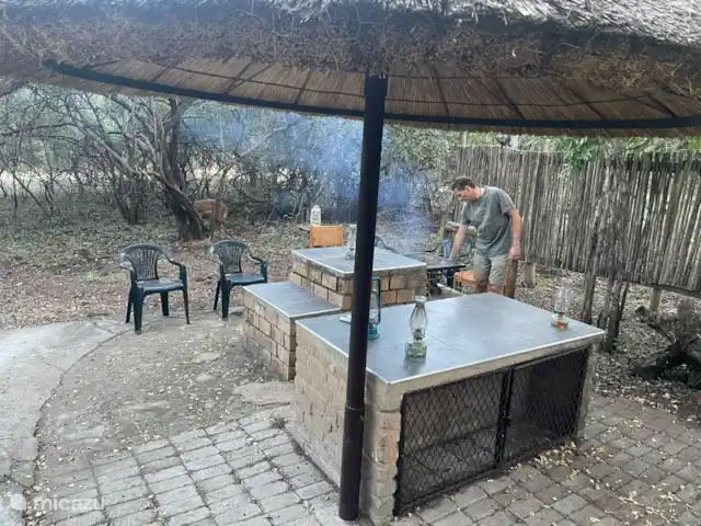 Maison de la rivière Marlothi | Afrique du Sud, Mpumalanga, Marloth Park - maison de vacances Le Boma cosy où vous pourrez partager vos histoires au coin du feu en fin de journée ou simplement braai votre viande.