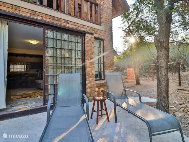Maison de la rivière Marlothi | Afrique du Sud, Mpumalanga, Marloth Park - maison de vacances Détendez-vous au bord de la piscine.