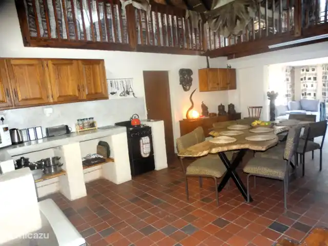 Maison de la rivière Marlothi | Afrique du Sud, Mpumalanga, Marloth Park - maison de vacances La partie centrale de notre maison avec grande table à manger et cuisine ouverte, l'ambiance africaine qui vous fait sentir complètement en Afrique.