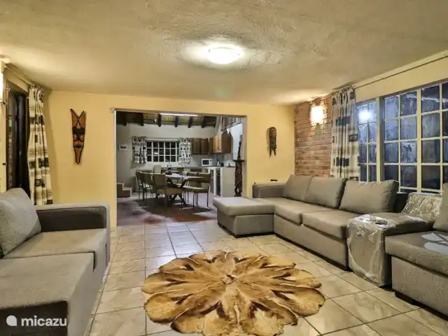 Maison de la rivière Marlothi | Afrique du Sud, Mpumalanga, Marloth Park - maison de vacances Le salon spacieux en bas où vous pouvez vous asseoir à l'intérieur, même si vous ne le ferez pas souvent. Il y a une télévision avec connexion Chromecast, alors regardez votre propre film Netflix.