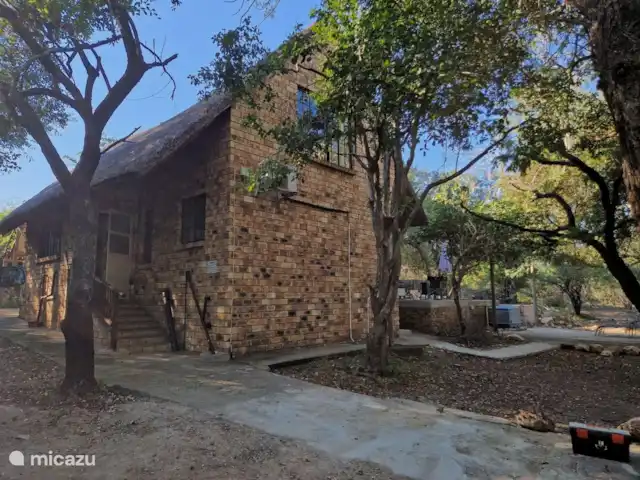 Maison de la rivière Marlothi | Afrique du Sud, Mpumalanga, Marloth Park - maison de vacances Voici l’entrée de notre maison. Tous nos emplacements extérieurs sont facilement et en toute sécurité accessibles par des chemins pavés.