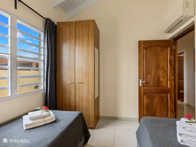 Villa de luxe II avec piscine à Curaçao | Curaçao, Banda Abou (ouest), Big Mountain - villa Chambre
Lit
Armoire