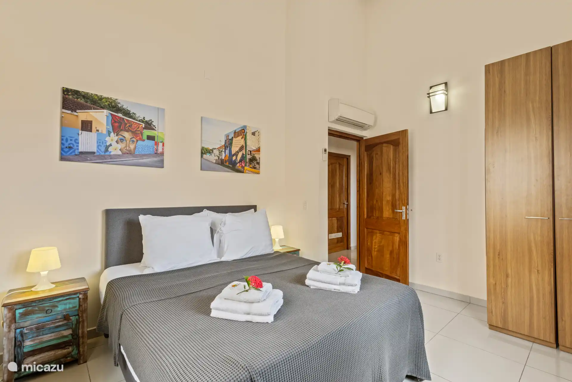 Schlafzimmer
Doppelbett
Schrank
Handtücher