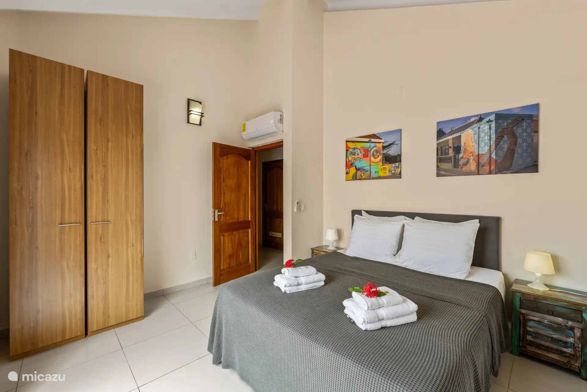 Schlafzimmer
Doppelbett
Schrank
Handtücher