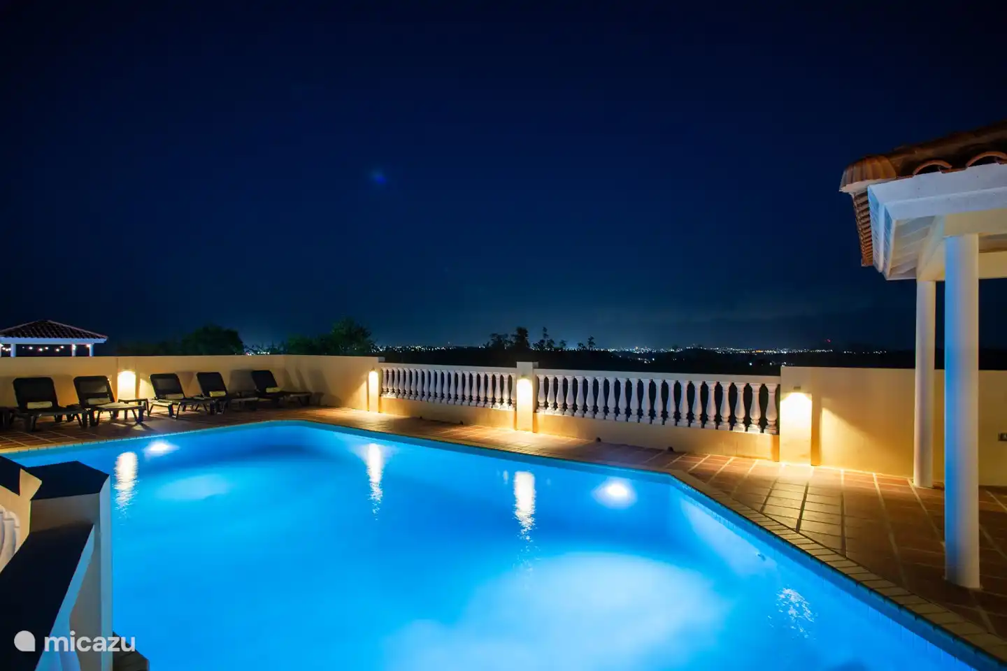 Schwimmbad
Abend
Ansehen
Sonnenliegen