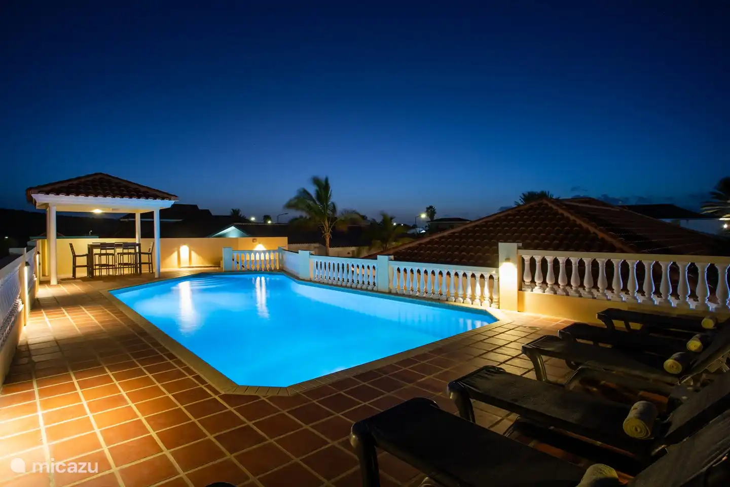 Schwimmbad
Abend
Ansehen
Sonnenliegen