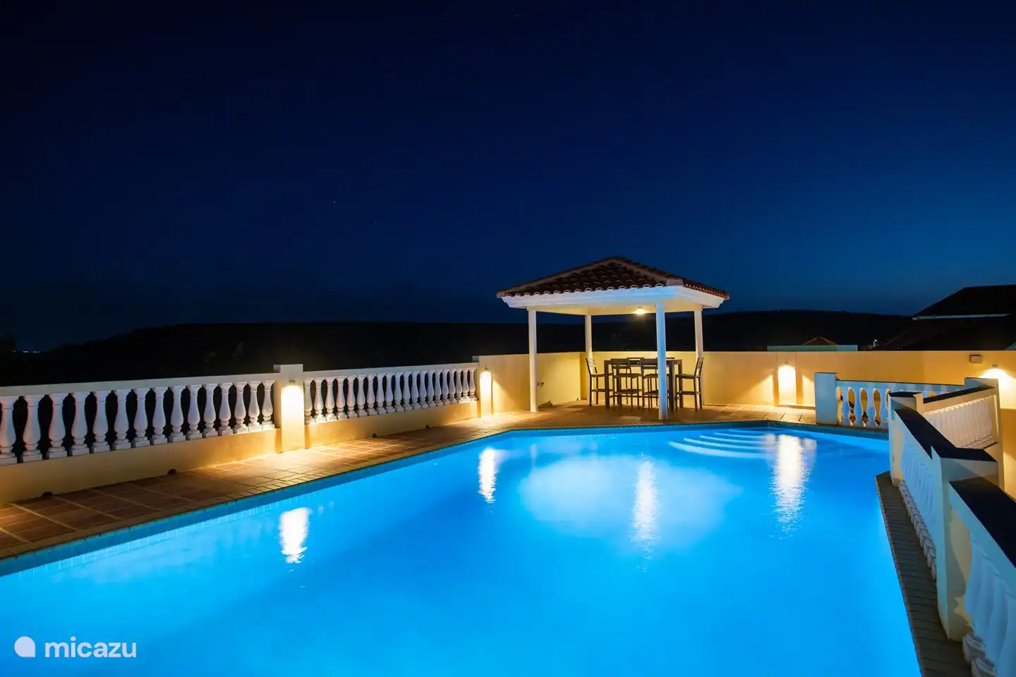 Schwimmbad
Abend
Ansehen
Sonnenliegen