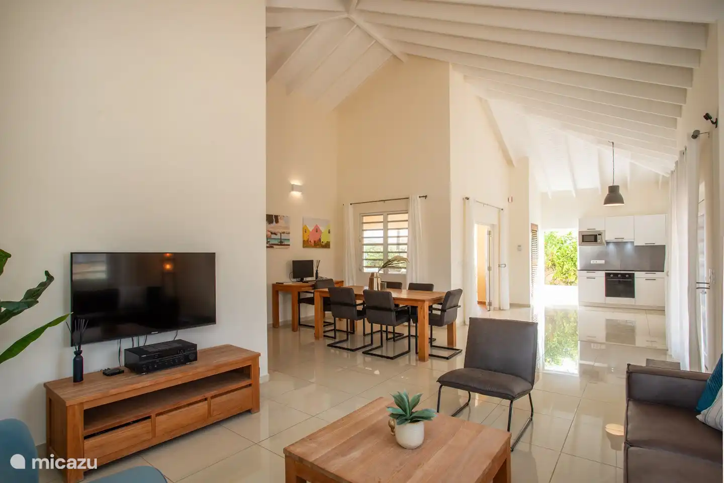 Wohnzimmer
Essecke
Küche
Sitzecke