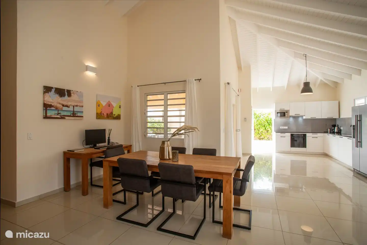 Wohnzimmer
Essecke
Küche
Sitzecke
Büro