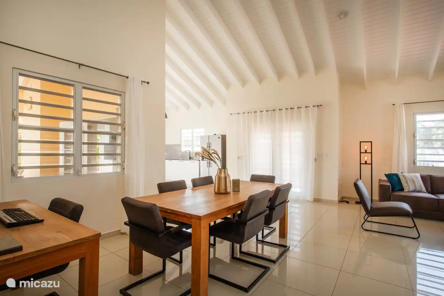 Wohnzimmer
Essecke
Küche
Sitzecke
Büro