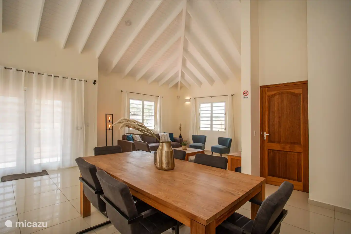 Wohnzimmer
Essecke
Küche
Sitzecke
Büro