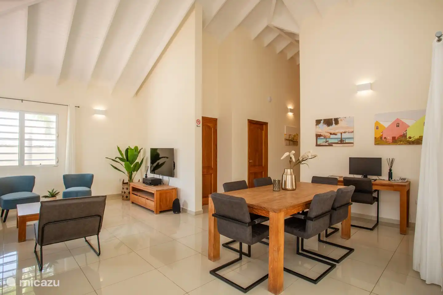 Wohnzimmer
Essecke
Küche
Sitzecke
Büro
TV