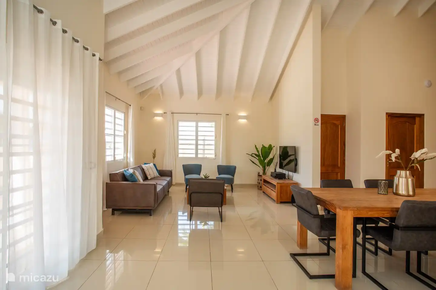 Wohnzimmer
Essecke
Sitzecke
TV