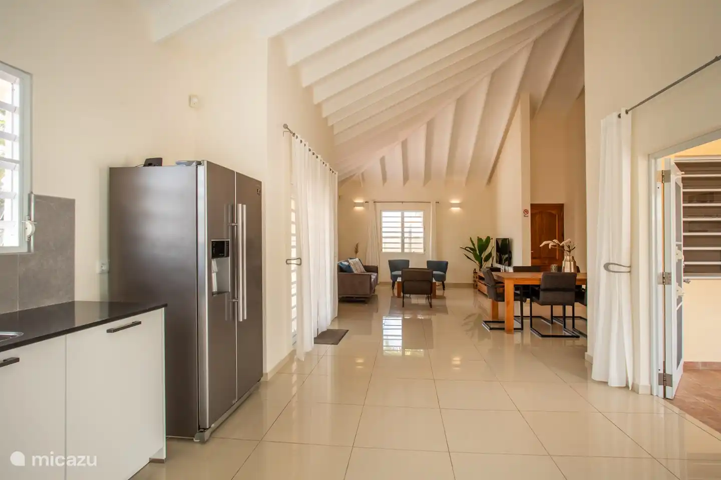 Wohnzimmer
Essecke
Küche
Sitzecke
Büro
TV
Kühlschrank