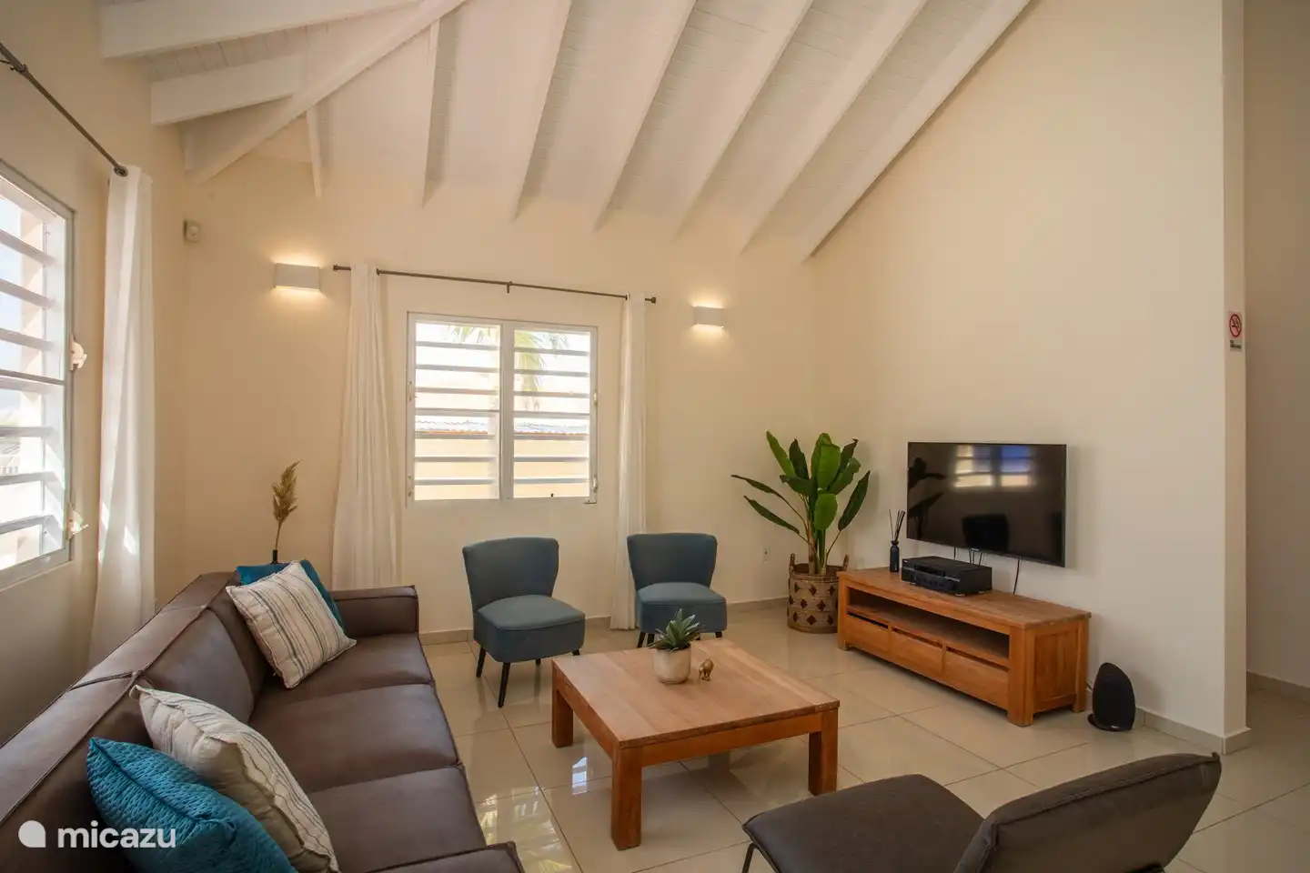 Wohnzimmer
Essecke
Küche
Sitzecke