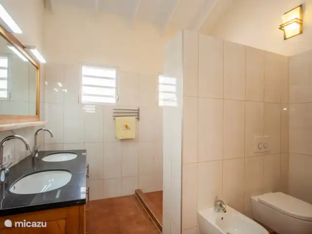 Villa de luxe II avec piscine à Curaçao | Curaçao, Banda Abou (ouest), Big Mountain - villa Salle de Bains
Douche
Toilette
Toilette
Bidet
Lavabos
Serviettes