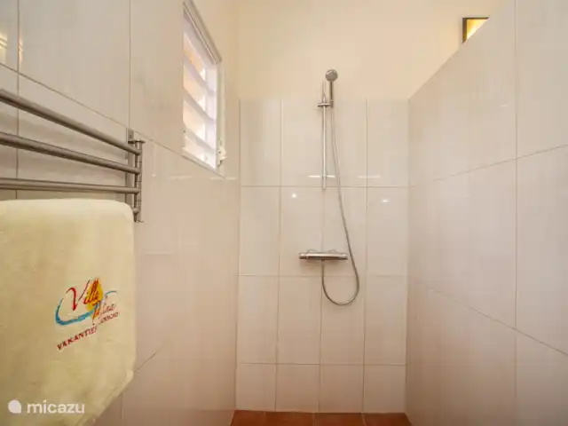 Villa de luxe II avec piscine à Curaçao | Curaçao, Banda Abou (ouest), Big Mountain - villa Salle de Bains
Douche
Serviettes