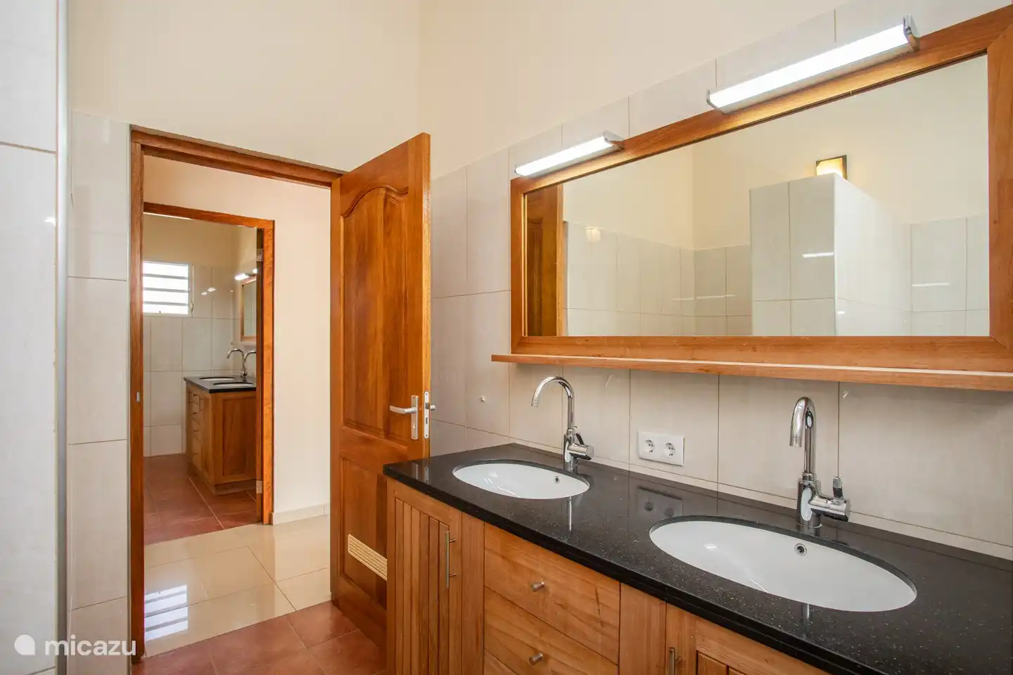 Badezimmer
Dusche
Waschtische
Handtücher