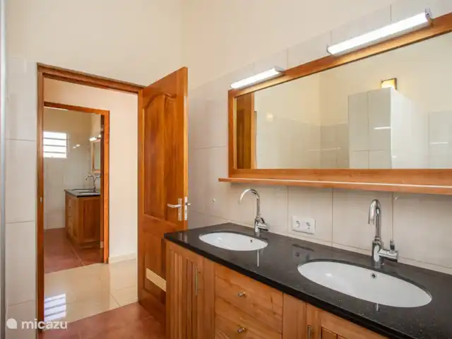 Villa de luxe II avec piscine à Curaçao | Curaçao, Banda Abou (ouest), Big Mountain - villa Salle de Bains
Douche
Lavabos
Serviettes