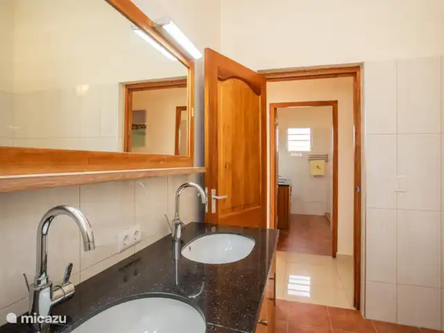 Villa de luxe II avec piscine à Curaçao | Curaçao, Banda Abou (ouest), Big Mountain - villa Salle de Bains
Lavabos
Serviettes
