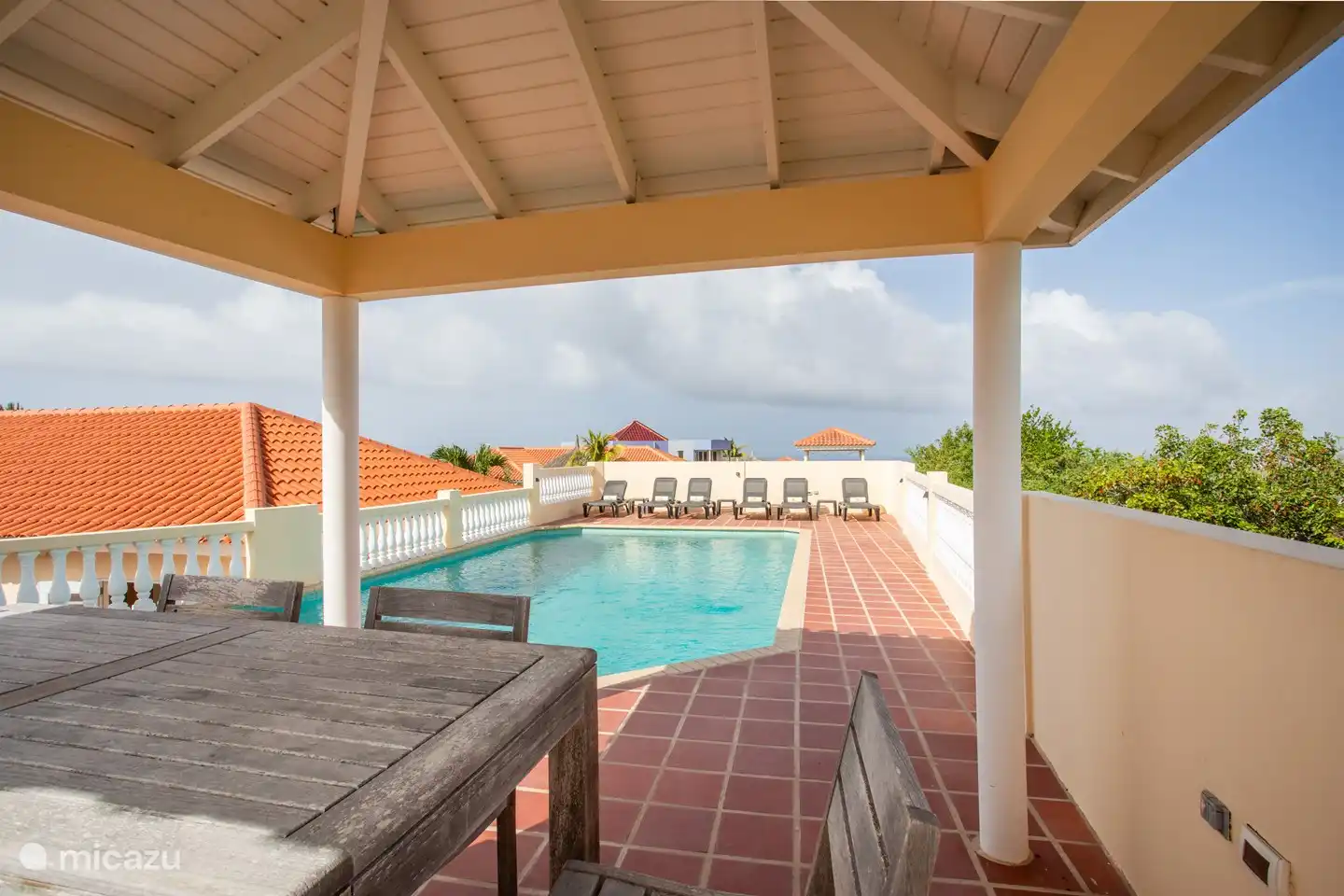 Sitzecke
Schwimmbad
Ansehen
Sonnenliegen