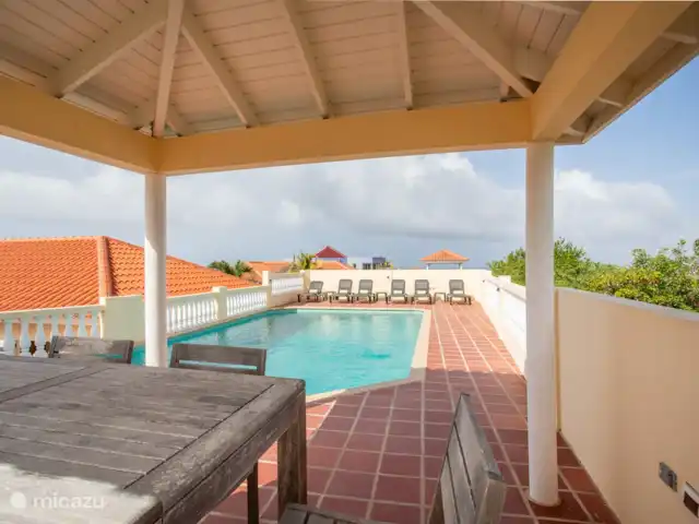Villa de luxe II avec piscine à Curaçao | Curaçao, Banda Abou (ouest), Big Mountain - villa Coin salon
Piscine
Vue
Chaises longues