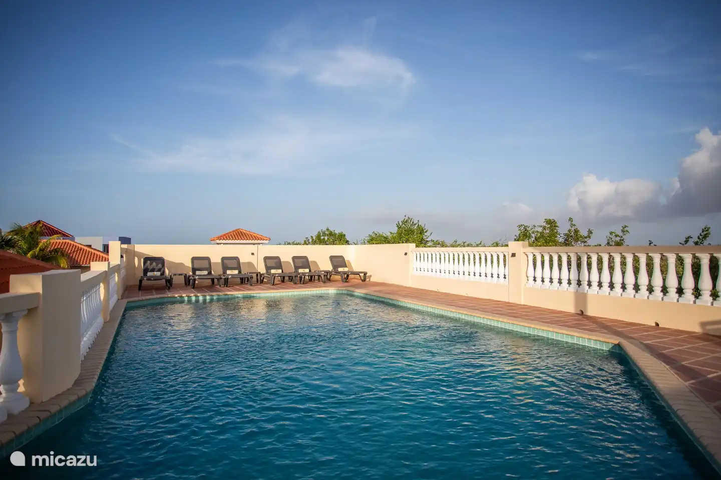 Schwimmbad
Ansehen
Sonnenliegen