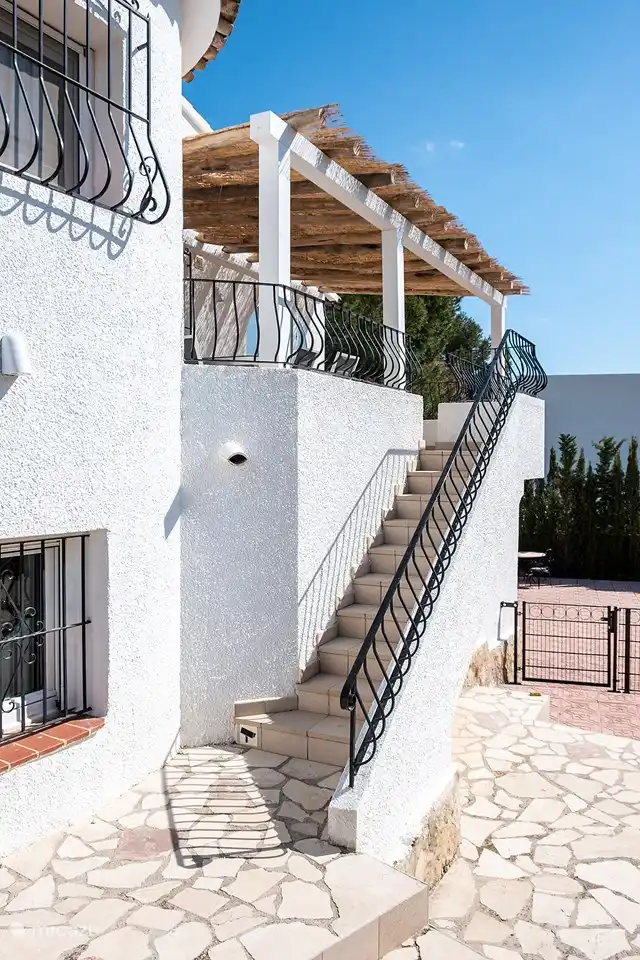 Seitenansicht mit Eingang 1. OG