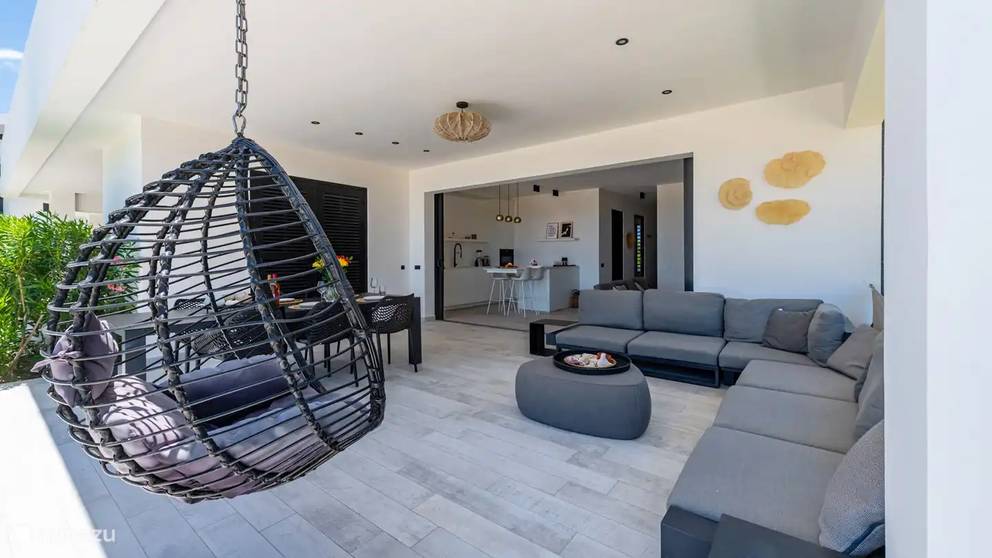 De nuevo la preciosa cocina con la terraza en primer plano.