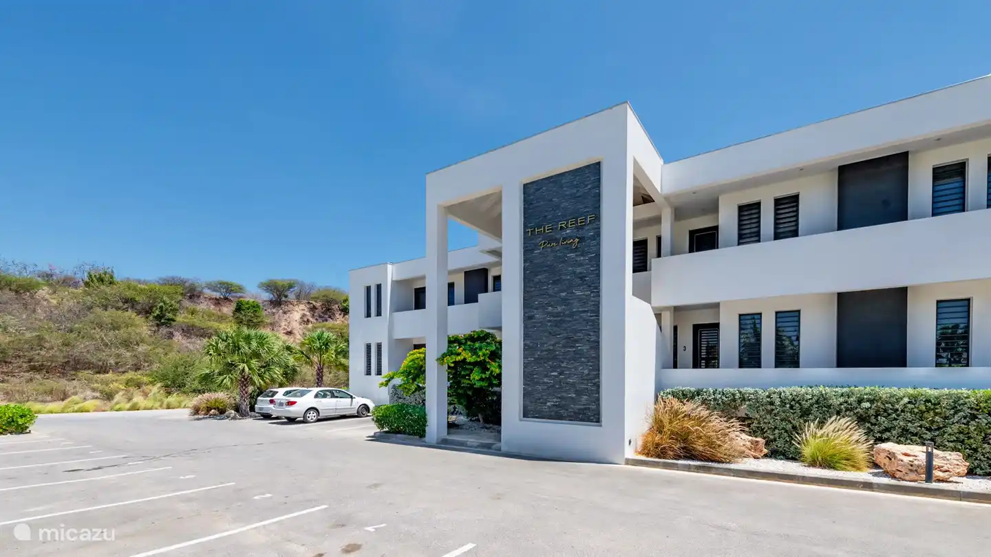 La parte trasera con las plazas de aparcamiento.