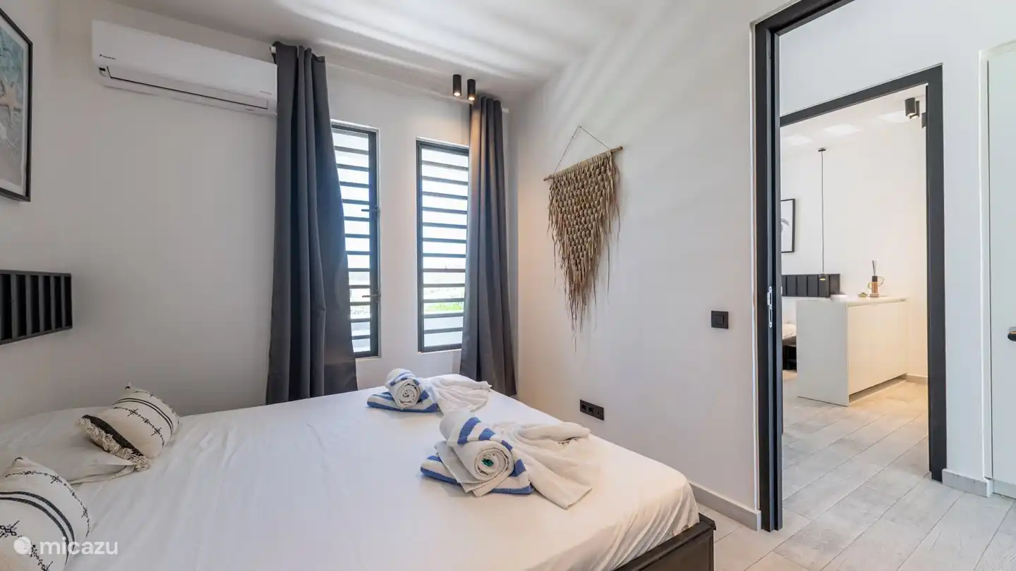 ¡Abre las contraventanas durante el día para que pueda pasar!