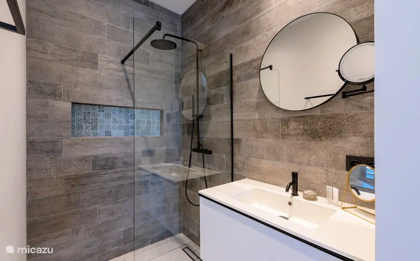 ¡Maravillosa ducha después de un largo día en la playa!