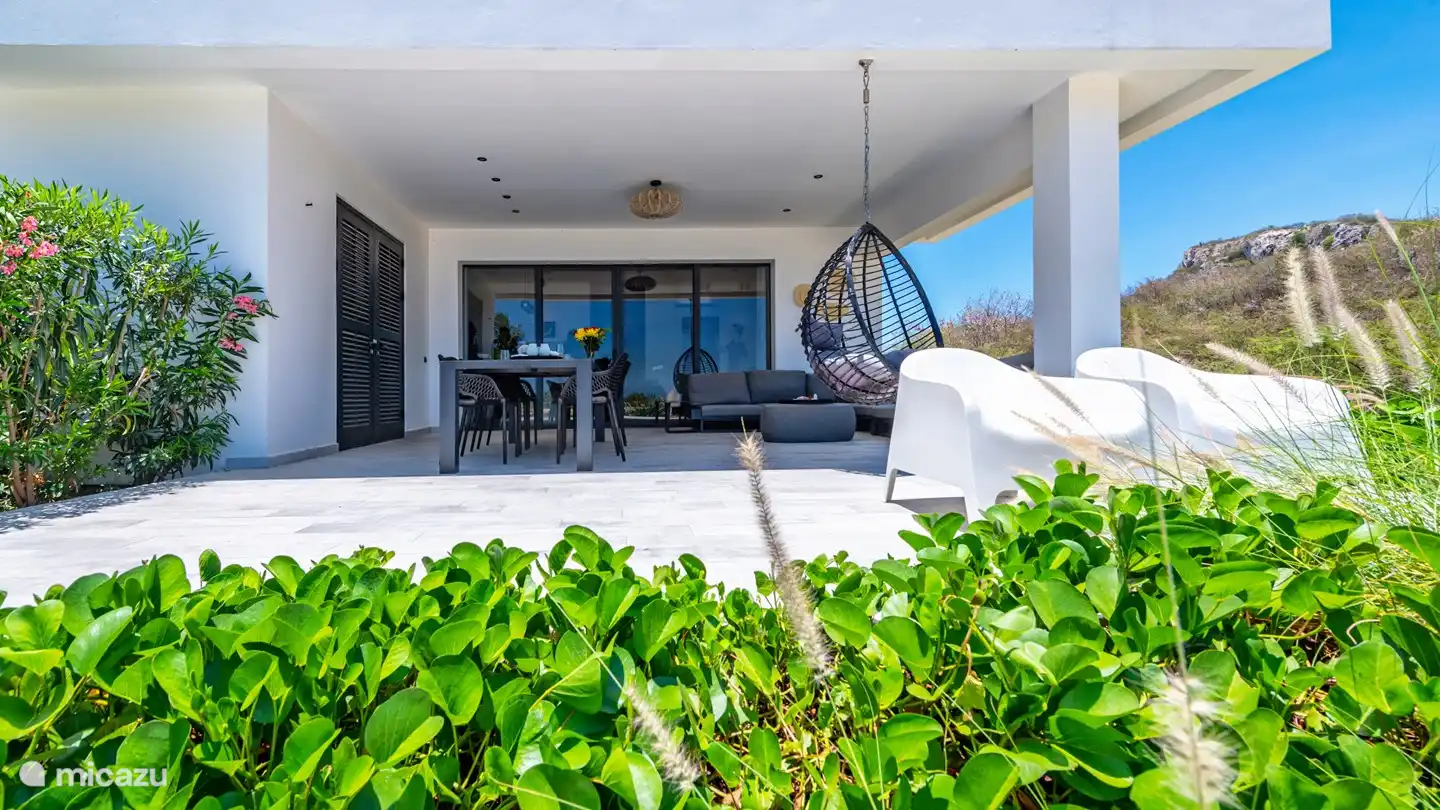 La amplia terraza es el corazón de nuestro apartamento. ¡Privacidad cuando lo desee!