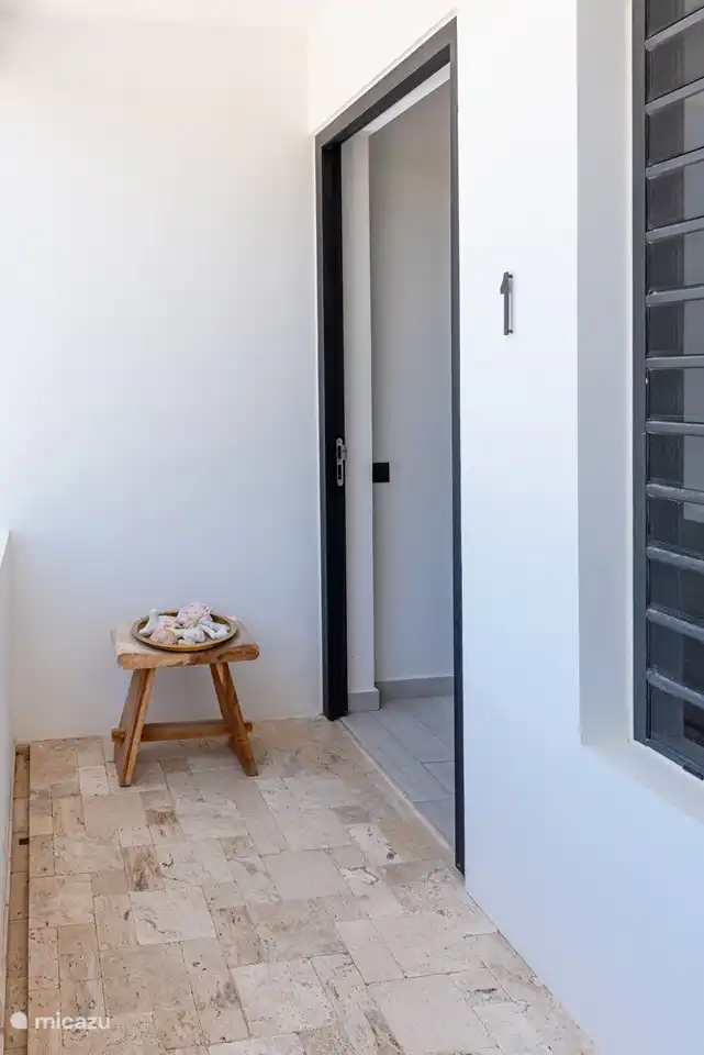 La puerta delantera.