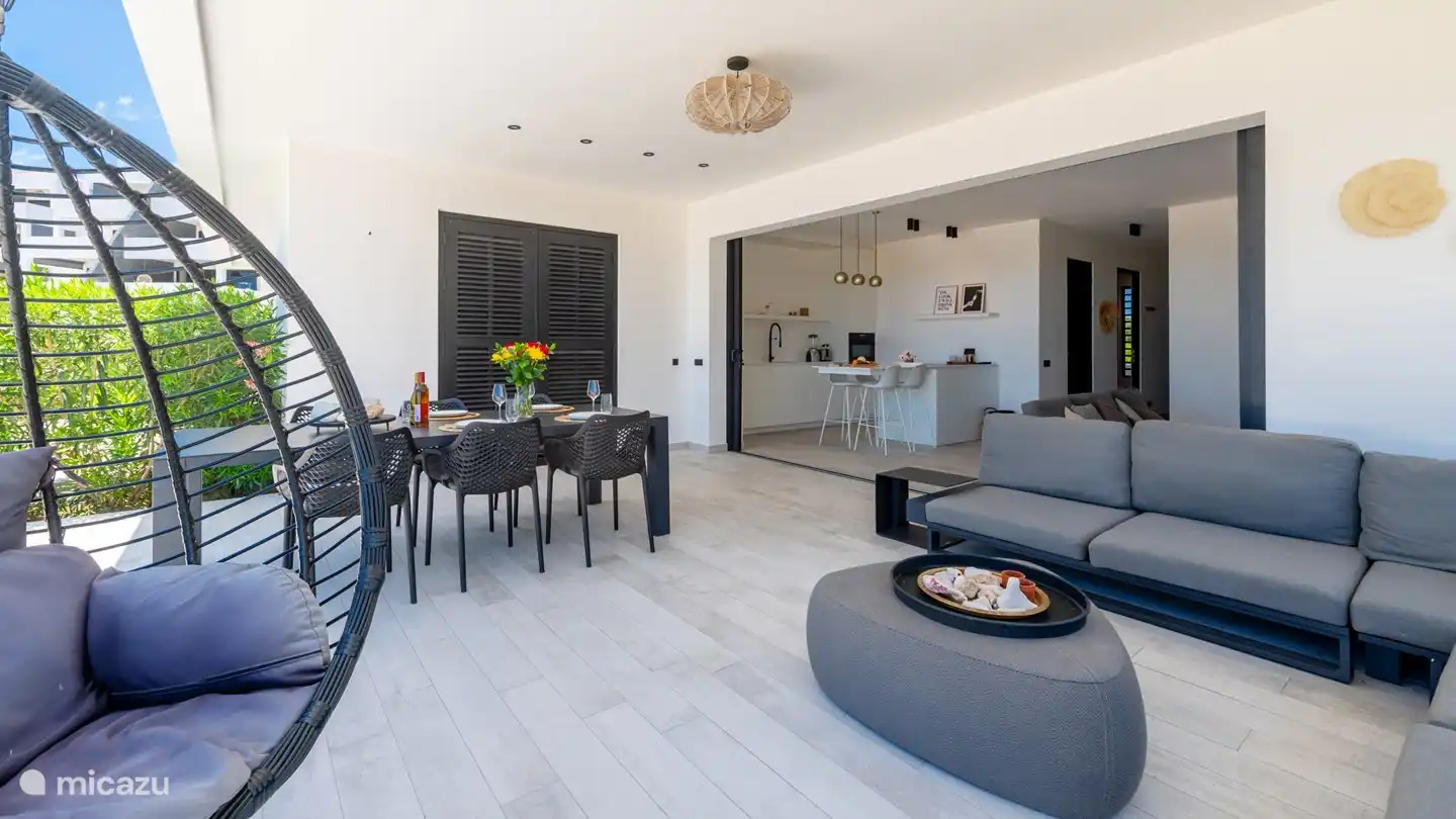 El porche está conectado a la cocina. Al abrir las puertas correderas de un metro de ancho, se conecta el exterior con el interior.