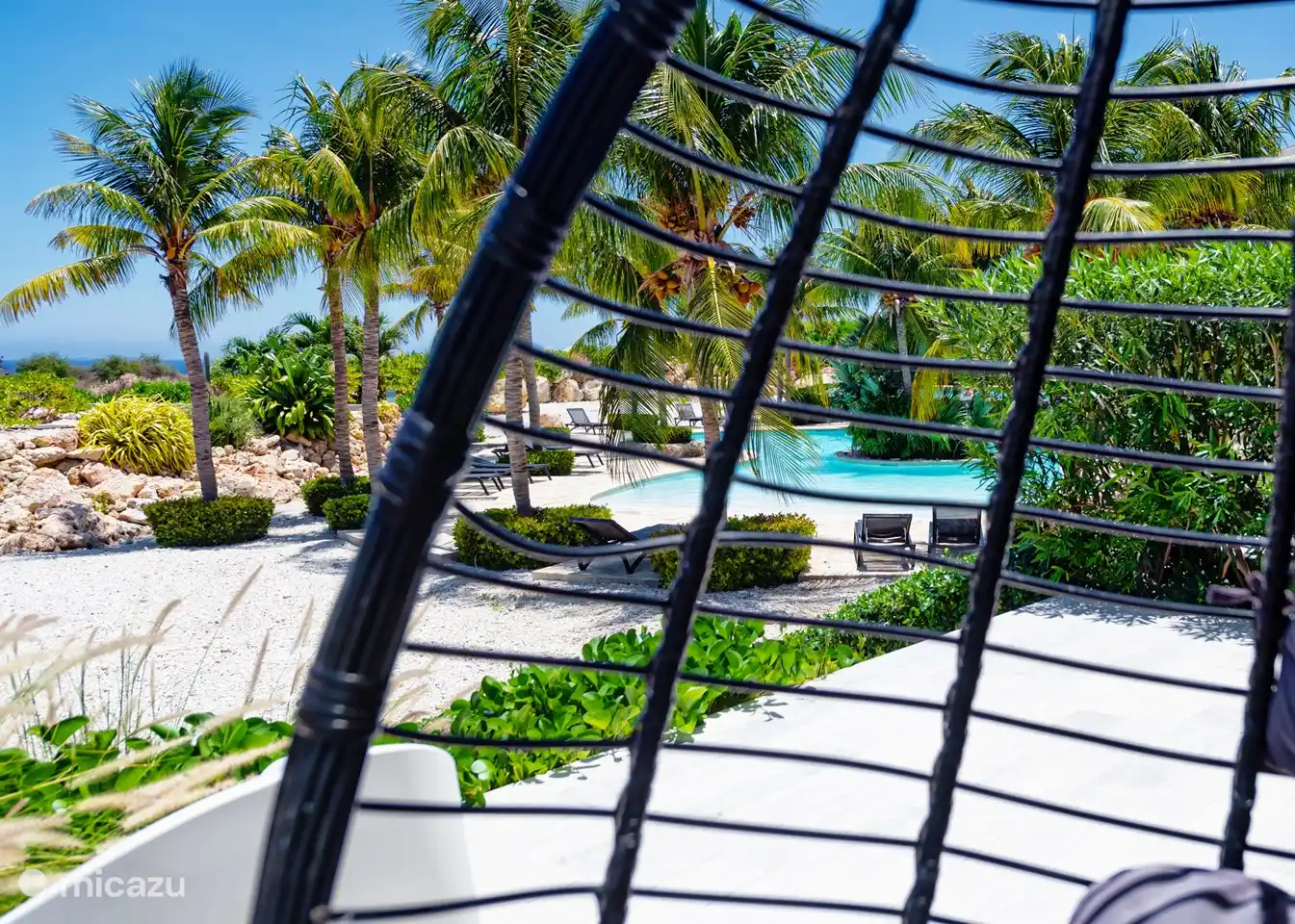 Hay una silla tipo huevo... Es genial tenerla.
Para soñar.