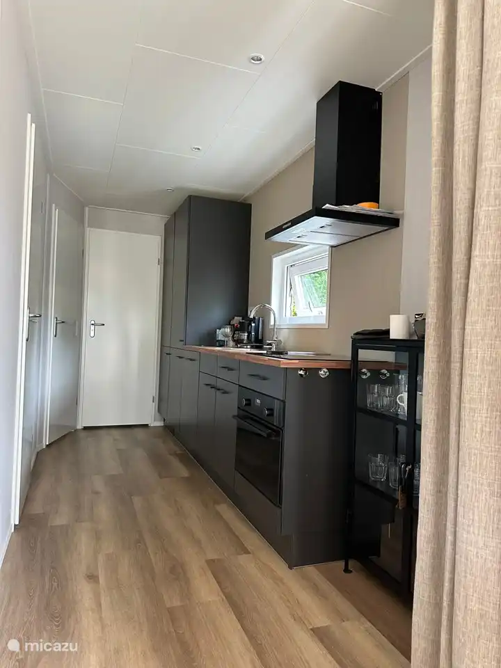 Die Küche ist mit einem Geschirrspüler, einem Kühlschrank, einem Gefrierschrank, einem Kombibackofen und einem Herd ausgestattet.